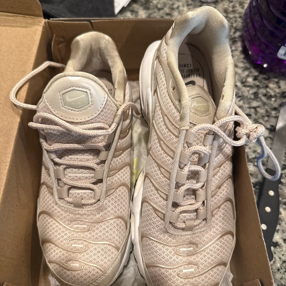 Nike Women's Light Beige Metallic Satin Sneakers
